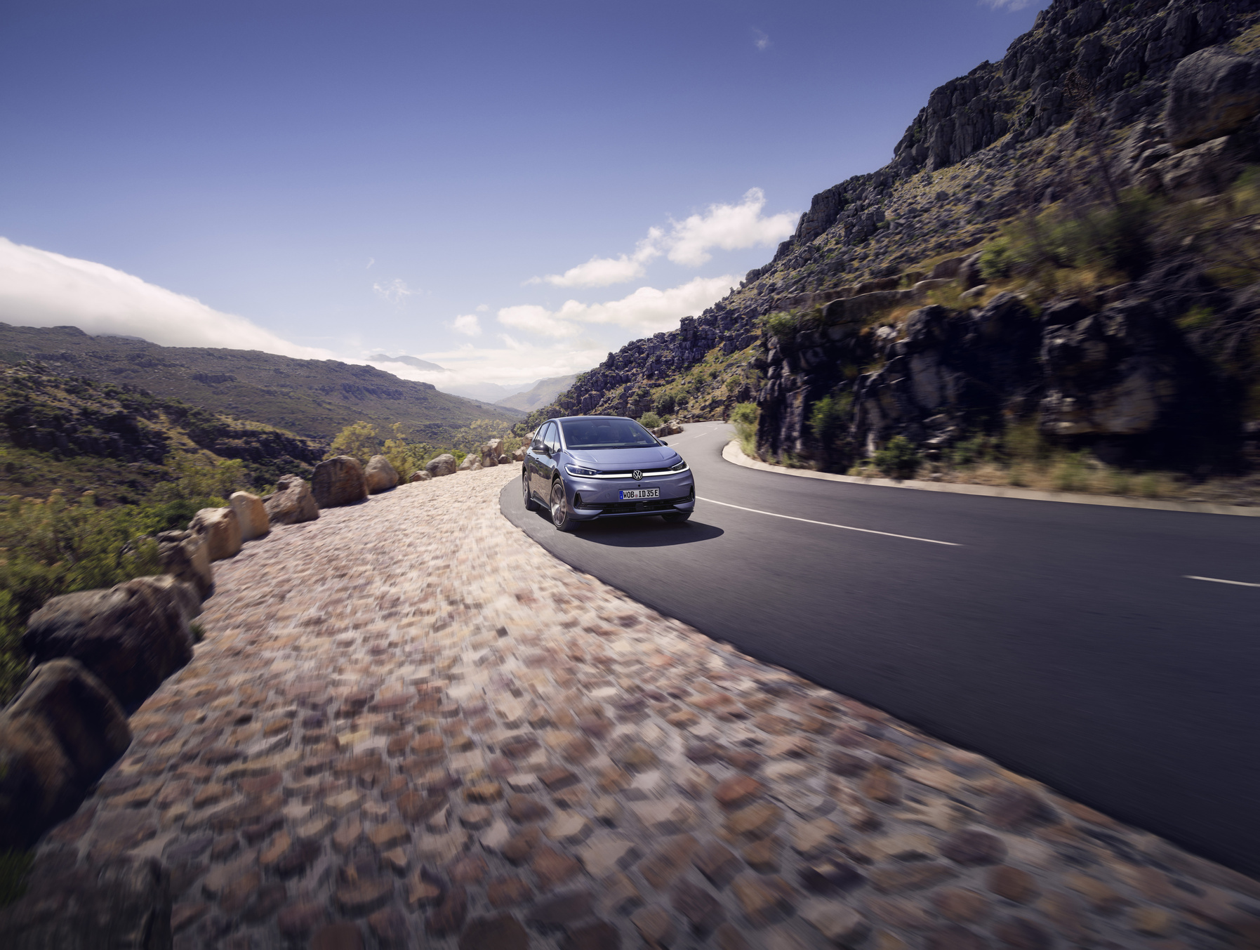 DB2026AU00242_medium